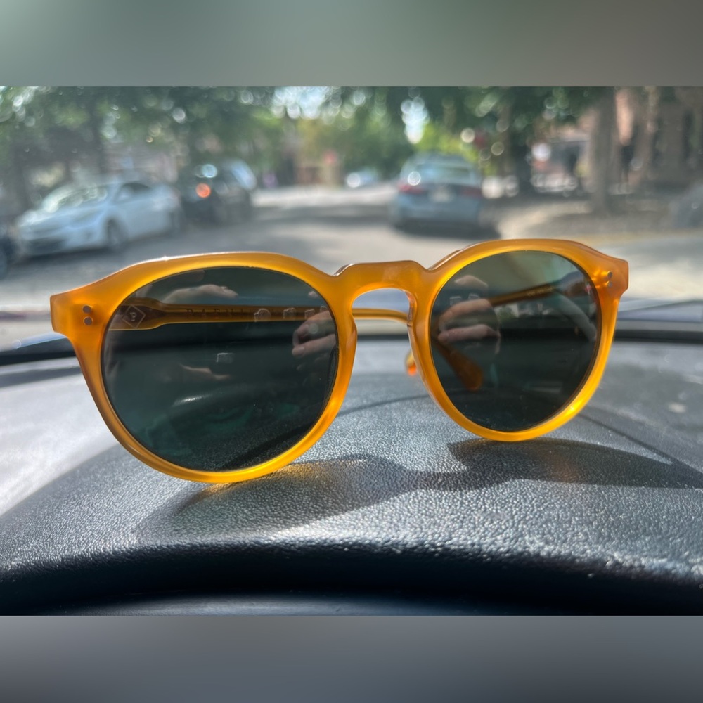 RAEN Remmy Sunglasses in honey / bottle green